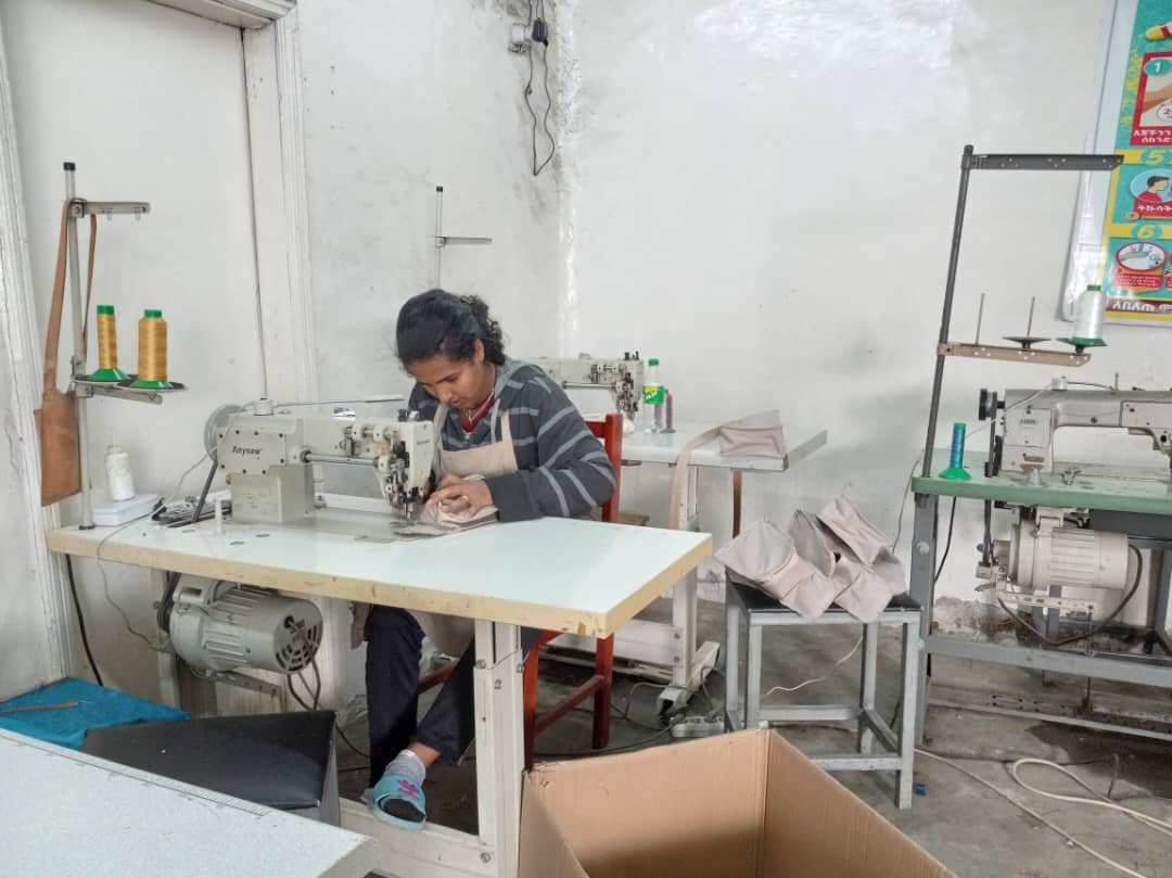 Crowned Free Sling Bag - Black