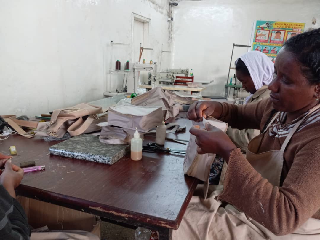 Crowned Free Sling Bag - Sand