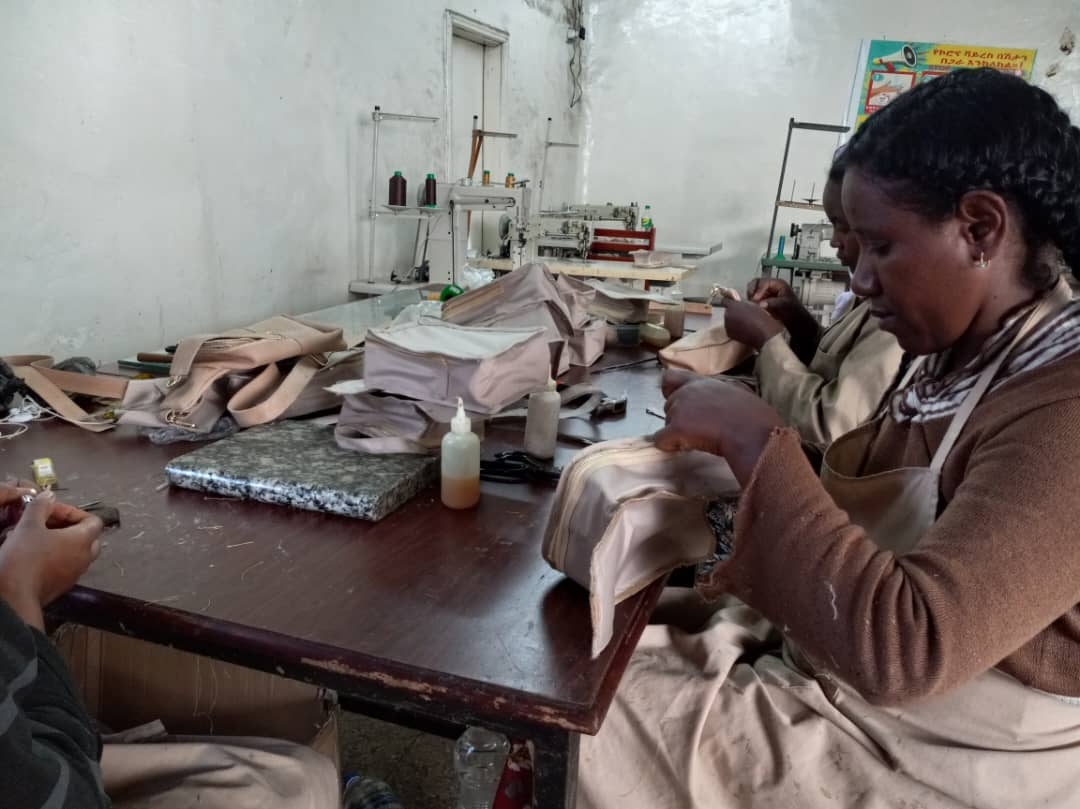 Crowned Free Sling Bag - Black