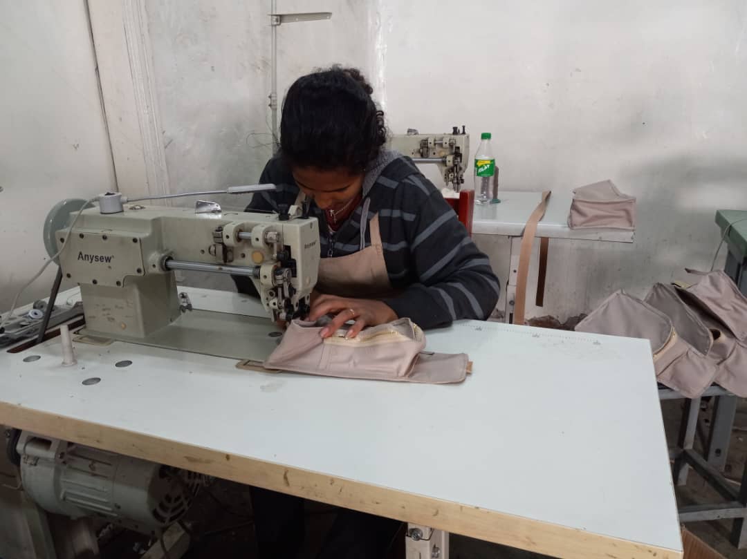 Crowned Free Sling Bag - Black