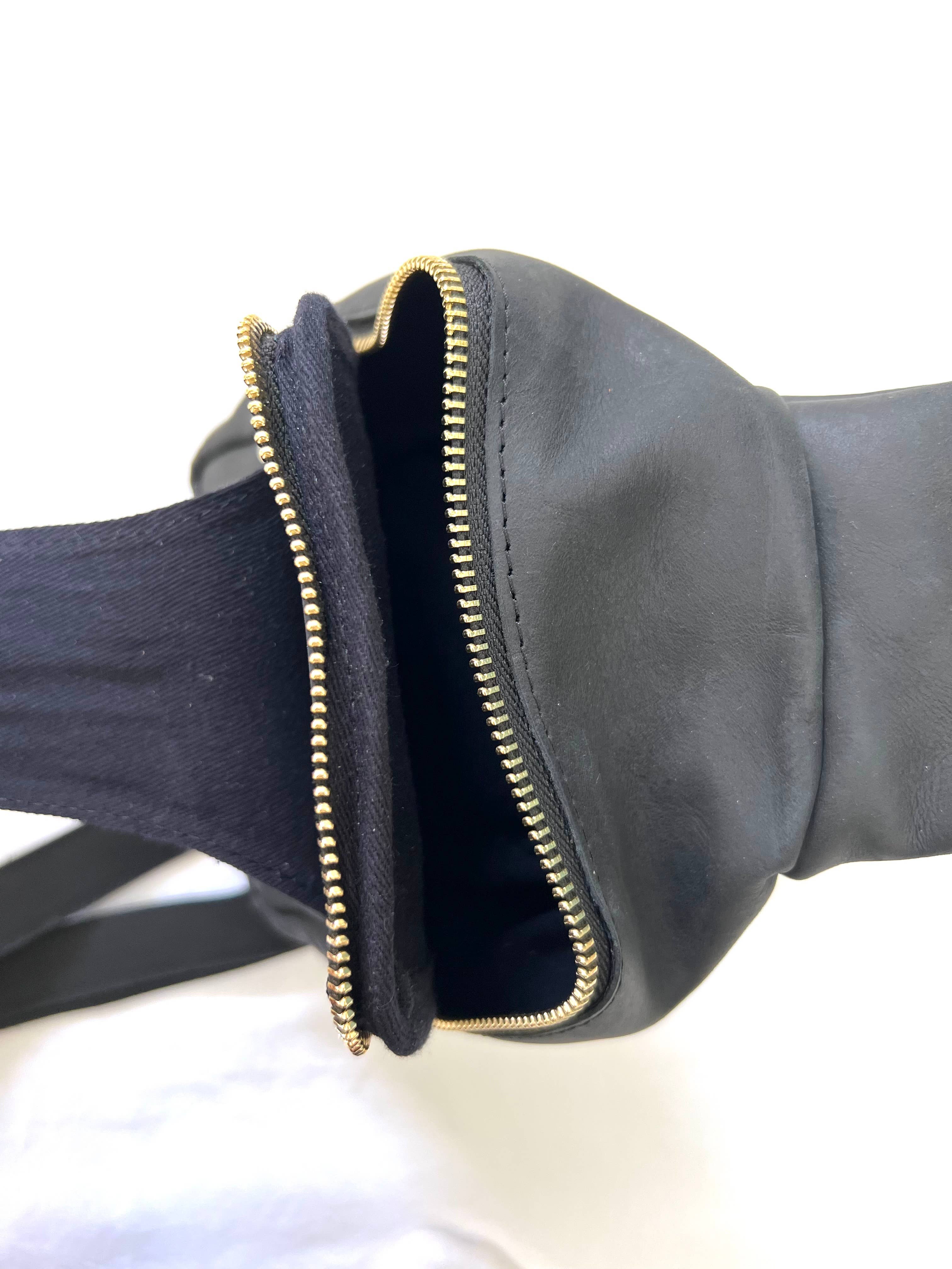 Crowned Free Sling Bag - Black